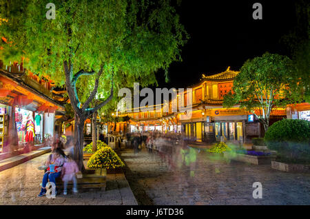 Lijiang, China - April 11,2017: Nacht malerischen Blick auf die Altstadt von Lijiang in Yunnan, China. Es ist auch ein UNESCO-Weltkulturerbe. Stockfoto