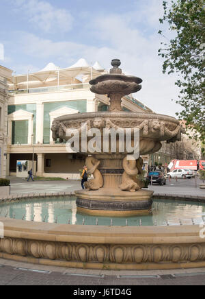 Springbrunnen verziert mit kunstvollen Steinmetzarbeiten in Nizami Straße, Einkaufsviertel in der Innenstadt Baku Aserbaidschan Stockfoto