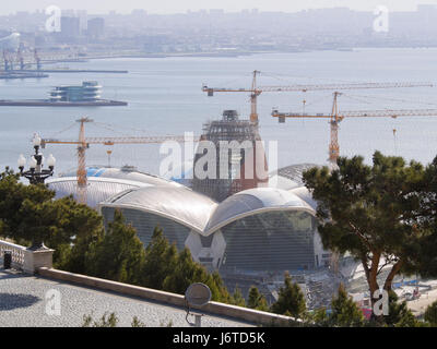 Baku, der Hauptstadt von Aserbaidschan, am Ufer des Kaspischen Meeres, Blick auf das Gebäude eines neuen Einkaufszentrums vom Dagustu park Stockfoto