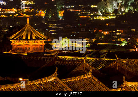 Nachtansicht der alten Stadt von Lijiang, Yunnan Provinz, China. Stockfoto