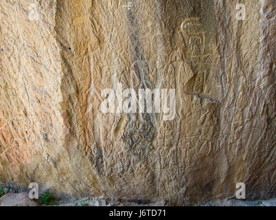 Gobustan Nationalpark bietet eine Stunde südlich von Baku in Aserbaidschan, atemberaubende Landschaften und 6000 alte Petroglyphen, ein Unesco Weltkulturerbe Stockfoto