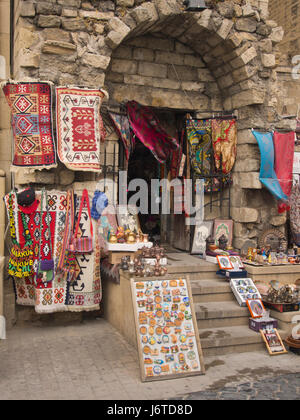Souvenirs zum Verkauf in der ummauerten Altstadt Stadt Baku Aserbaidschan, Teppiche, Kühlschrank-Magnete, Schals, Taschen und mehr in eine bunte Anzeige Stockfoto