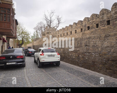 Altstadt von Baku, Icheri Sheher, Innenstadt, umgeben von Mauern, Unesco Welt Kulturerbe, Verkehr und Häuser in engen Gassen Stockfoto