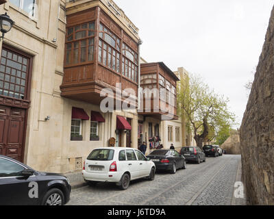 Altstadt von Baku, Icheri Sheher, Innenstadt, umgeben von Mauern, Unesco Welt Kulturerbe, Verkehr und Häuser in engen Gassen Stockfoto