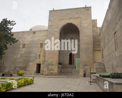 Palast des Palastkomplexes, ein UNESCO-Weltkulturerbe in der Altstadt in Baku Aserbaidschan, Innenhof und Hauptgebäude Stockfoto