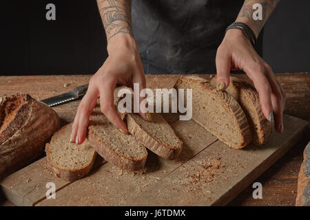 Baker hält Kleie Brot Stockfoto