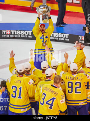 Köln, Deutschland. 21. Mai 2017. Eishockey Weltmeisterschaften letzten 2017, Köln, 21. Mai, 2017 Joel LUNDQUIST, SWE-20 mit Trophäe feiert den Sieg mit Teamkollegen, Schweden - Kanada 2: 1 letzten Eishockey-WM 2017, DEB, Köln 21. Mai 2017 Credit: Peter Schatz/Alamy Live News Stockfoto