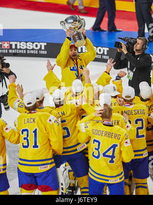 Köln, Deutschland. 21. Mai 2017. Eishockey Weltmeisterschaften letzten 2017, Köln, 21. Mai, 2017 Joel LUNDQUIST, SWE-20 mit Trophäe feiert den Sieg mit Teamkollegen, Schweden - Kanada 2: 1 letzten Eishockey-WM 2017, DEB, Köln 21. Mai 2017 Credit: Peter Schatz/Alamy Live News Stockfoto