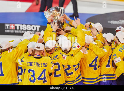 Köln, Deutschland. 21. Mai 2017. Eishockey Weltmeisterschaften letzten 2017, Köln, 21. Mai, 2017 Joel LUNDQUIST, SWE-20 mit Trophäe feiert den Sieg mit Teamkollegen, Schweden - Kanada 2: 1 letzten Eishockey-WM 2017, DEB, Köln 21. Mai 2017 Credit: Peter Schatz/Alamy Live News Stockfoto