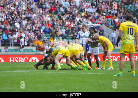 London, UK. 21. Mai 2017. Branco Du Preez (RSA) rund um die Kugel in ein Gedränge während des Spiels Australien V Südafrika im Twickenham Stadium, London, UK werfen. Das Spiel war Teil der das Finale der HSBC World Rugby Sevens Series.  Das Spiel fand im Rahmen des Finales der HSBC World Rugby Sevens Series. Der Höhepunkt der Serie sah 17 internationale Mannschaften (in schnellen 14 Minuten lang Spiele) London Titel Champions sein. Bildnachweis: Michael Preston/Alamy Live-Nachrichten Stockfoto