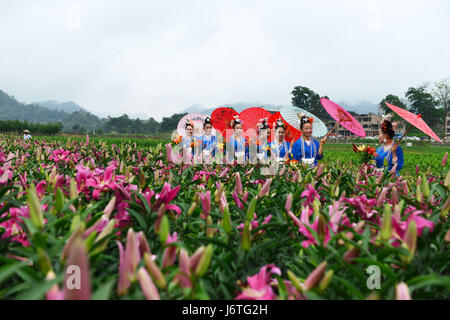 Taijiang, Chinas Provinz Guizhou. 21. Mai 2017. Dorfbewohner in traditionellen Kostümen der Miao ethnische Gruppe posieren für Fotos für Touristen bei einer Lilie Garten am Wanghutun Dorf von Taijiang County, Südwesten Chinas Provinz Guizhou, 21. Mai 2017. Bildnachweis: Yang Wenbin/Xinhua/Alamy Live-Nachrichten Stockfoto