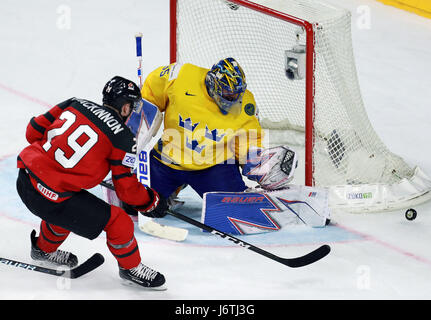 Köln, Deutschland. 21. Mai 2017. Schwedens Henrik Lundqvist (R) spart während der 2017 IIHF Eishockey WM-Finale gegen Kanada in Köln, am 21. Mai 2017. Schweden 2: 1 gewonnen und holte sich den Titel. Bildnachweis: Luo Huanhuan/Xinhua/Alamy Live-Nachrichten Stockfoto