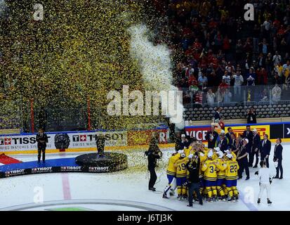 Köln, Deutschland. 21. Mai 2017. Team Schweden feiern nach dem Gewinn der 2017 IIHF Eishockey-Weltmeisterschaft Finale zwischen Schweden und Kanada in Köln, am 21. Mai 2017. Schweden 2: 1 gewonnen und holte sich den Titel. Bildnachweis: Luo Huanhuan/Xinhua/Alamy Live-Nachrichten Stockfoto