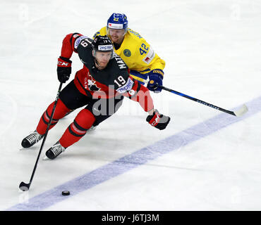 Köln, Deutschland. 21. Mai 2017. Schwedens Joakim Nordstrom (R) wetteifert mit Kanadas Mike Matheson während der 2017 IIHF Eishockey WM-Finale in Köln, am 21. Mai 2017. Schweden 2: 1 gewonnen und holte sich den Titel. Bildnachweis: Luo Huanhuan/Xinhua/Alamy Live-Nachrichten Stockfoto