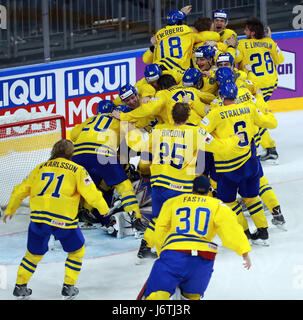 Köln, Deutschland. 21. Mai 2017. Team Schweden feiern nach dem Gewinn der 2017 IIHF Eishockey-Weltmeisterschaft Finale zwischen Schweden und Kanada in Köln, am 21. Mai 2017. Schweden 2: 1 gewonnen und holte sich den Titel. Bildnachweis: Luo Huanhuan/Xinhua/Alamy Live-Nachrichten Stockfoto