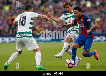 Barcelona, Spanien. 21. Mai 2017. Barcelonas Neymar (R) steuert den Ball während der spanischen ersten Division Fußballspiel zwischen FC Barcelona und SD Eibar am Stadion Camp Nou in Barcelona, Spanien, 21. Mai 2017. Bildnachweis: Pau Barrena/Xinhua/Alamy Live-Nachrichten Stockfoto