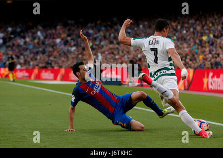 Barcelona, Spanien. 21. Mai 2017. Barcelonas Sergio Busquets (L) wetteifert mit Eibar Capa während der spanischen ersten Division Fußballspiel im Stadion Camp Nou in Barcelona, Spanien, 21. Mai 2017. Bildnachweis: Pau Barrena/Xinhua/Alamy Live-Nachrichten Stockfoto