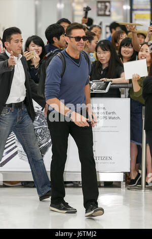 Chiba, Japan. 22. Mai 2017. Australische Schauspieler Hugh Jackman kommt am Narita International Airport am 22. Mai 2017, Chiba, Japan. Jackman verbrachte Zeit, um die Fans bei seiner Ankunft zu begrüßen. Er ist hier, den roten Teppich und eine Pressekonferenz für seinen Film '' Logan'', die im Theater am 1. Juni in Japan trifft zu besuchen. Bildnachweis: Rodrigo Reyes Marin/AFLO/Alamy Live-Nachrichten Stockfoto