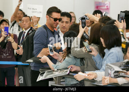 Chiba, Japan. 22. Mai 2017. Australische Schauspieler Hugh Jackman kommt am Narita International Airport am 22. Mai 2017, Chiba, Japan. Jackman verbrachte Zeit, um die Fans bei seiner Ankunft zu begrüßen. Er ist hier, den roten Teppich und eine Pressekonferenz für seinen Film '' Logan'', die im Theater am 1. Juni in Japan trifft zu besuchen. Bildnachweis: Rodrigo Reyes Marin/AFLO/Alamy Live-Nachrichten Stockfoto