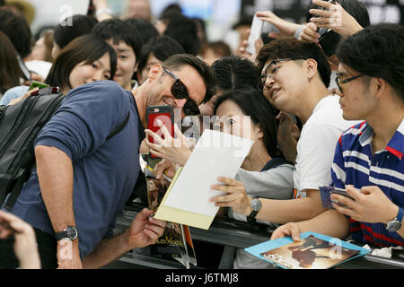 Chiba, Japan. 22. Mai 2017. Australische Schauspieler Hugh Jackman posiert für ein Selbstporträt mit Fans bei seiner Ankunft am internationalen Flughafen Narita am 22. Mai 2017, Chiba, Japan. Jackman verbrachte Zeit, um die Fans bei seiner Ankunft zu begrüßen. Er ist hier, den roten Teppich und eine Pressekonferenz für seinen Film '' Logan'', die im Theater am 1. Juni in Japan trifft zu besuchen. Bildnachweis: Rodrigo Reyes Marin/AFLO/Alamy Live-Nachrichten Stockfoto