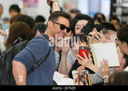 Chiba, Japan. 22. Mai 2017. Australische Schauspieler Hugh Jackman kommt am Narita International Airport am 22. Mai 2017, Chiba, Japan. Jackman verbrachte Zeit, um die Fans bei seiner Ankunft zu begrüßen. Er ist hier, den roten Teppich und eine Pressekonferenz für seinen Film '' Logan'', die im Theater am 1. Juni in Japan trifft zu besuchen. Bildnachweis: Rodrigo Reyes Marin/AFLO/Alamy Live-Nachrichten Stockfoto