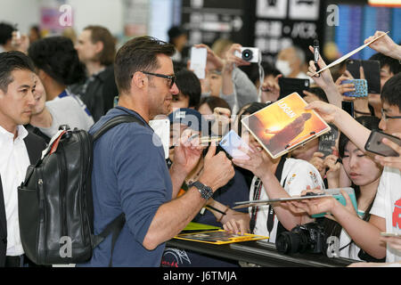 Chiba, Japan. 22. Mai 2017. Australische Schauspieler Hugh Jackman kommt am Narita International Airport am 22. Mai 2017, Chiba, Japan. Jackman verbrachte Zeit, um die Fans bei seiner Ankunft zu begrüßen. Er ist hier, den roten Teppich und eine Pressekonferenz für seinen Film '' Logan'', die im Theater am 1. Juni in Japan trifft zu besuchen. Bildnachweis: Rodrigo Reyes Marin/AFLO/Alamy Live-Nachrichten Stockfoto