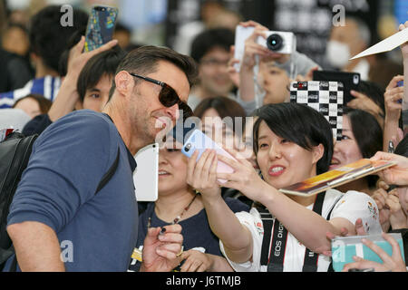 Chiba, Japan. 22. Mai 2017. Australische Schauspieler Hugh Jackman posiert für ein Selbstporträt mit Fans bei seiner Ankunft am internationalen Flughafen Narita am 22. Mai 2017, Chiba, Japan. Jackman verbrachte Zeit, um die Fans bei seiner Ankunft zu begrüßen. Er ist hier, den roten Teppich und eine Pressekonferenz für seinen Film '' Logan'', die im Theater am 1. Juni in Japan trifft zu besuchen. Bildnachweis: Rodrigo Reyes Marin/AFLO/Alamy Live-Nachrichten Stockfoto