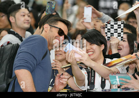 Chiba, Japan. 22. Mai 2017. Australische Schauspieler Hugh Jackman posiert für ein Selbstporträt mit Fans bei seiner Ankunft am internationalen Flughafen Narita am 22. Mai 2017, Chiba, Japan. Jackman verbrachte Zeit, um die Fans bei seiner Ankunft zu begrüßen. Er ist hier, den roten Teppich und eine Pressekonferenz für seinen Film '' Logan'', die im Theater am 1. Juni in Japan trifft zu besuchen. Bildnachweis: Rodrigo Reyes Marin/AFLO/Alamy Live-Nachrichten Stockfoto