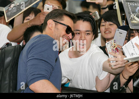 Chiba, Japan. 22. Mai 2017. Australische Schauspieler Hugh Jackman posiert für ein Selbstporträt mit Fans bei seiner Ankunft am internationalen Flughafen Narita am 22. Mai 2017, Chiba, Japan. Jackman verbrachte Zeit, um die Fans bei seiner Ankunft zu begrüßen. Er ist hier, den roten Teppich und eine Pressekonferenz für seinen Film '' Logan'', die im Theater am 1. Juni in Japan trifft zu besuchen. Bildnachweis: Rodrigo Reyes Marin/AFLO/Alamy Live-Nachrichten Stockfoto