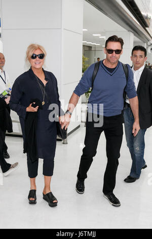 Chiba, Japan. 22. Mai 2017. Australischer Schauspieler Hugh Jackman (R) und seine Frau Deborra-Lee Furness (L) Ankunft am internationalen Flughafen Narita am 22. Mai 2017, Chiba, Japan. Jackman verbrachte Zeit, um die Fans bei seiner Ankunft zu begrüßen. Er ist hier, den roten Teppich und eine Pressekonferenz für seinen Film '' Logan'', die im Theater am 1. Juni in Japan trifft zu besuchen. Bildnachweis: Rodrigo Reyes Marin/AFLO/Alamy Live-Nachrichten Stockfoto