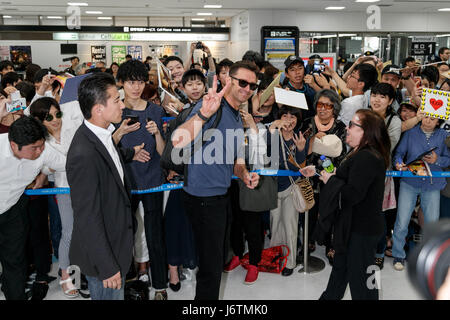 Chiba, Japan. 22. Mai 2017. Australische Schauspieler Hugh Jackman kommt am Narita International Airport am 22. Mai 2017, Chiba, Japan. Jackman verbrachte Zeit, um die Fans bei seiner Ankunft zu begrüßen. Er ist hier, den roten Teppich und eine Pressekonferenz für seinen Film '' Logan'', die im Theater am 1. Juni in Japan trifft zu besuchen. Bildnachweis: Rodrigo Reyes Marin/AFLO/Alamy Live-Nachrichten Stockfoto