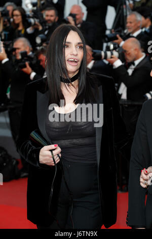 Cannes, Frankreich. 21. Mai 2017. Beatrice Dalle kommt bei der Premiere von "The Meyerowitz Stories' während der 70. Annual Cannes Film Festival im Palais des Festivals in Cannes, Frankreich, am 21. Mai 2017. Foto: Hubert Boesl - NO-Draht-SERVICE - Foto: Hubert Boesl / / Dpa/Alamy Live News Stockfoto