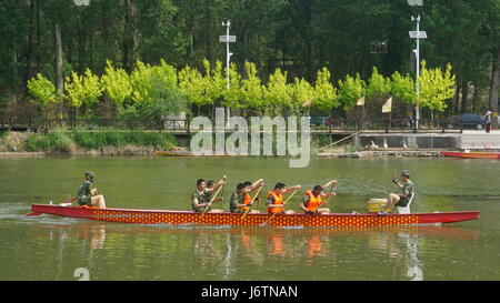 Beijin, Beijin, China. 21. Mai 2017. Drachenboot, Rennteams, die Proben für die kommende Drachenboot-Festival in Peking, 21. Mai 2017. Bildnachweis: SIPA Asien/ZUMA Draht/Alamy Live-Nachrichten Stockfoto