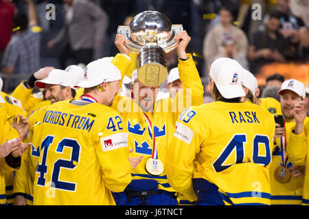 Köln, Deutschland. 21. Mai 2017. Schwedischer Spieler feiern ihren Sieg am Ende des Eishockey WM-Endspiels zwischen Deutschland und Schweden in der Lanxess Arena in Köln, Deutschland, 21. Mai 2017. Foto: Marius Becker/Dpa/Alamy Live News Stockfoto