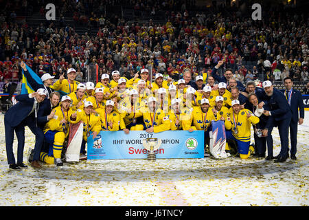 Köln, Deutschland. 21. Mai 2017. Schwedischer Spieler feiern ihren Sieg am Ende des Eishockey WM-Endspiels zwischen Deutschland und Schweden in der Lanxess Arena in Köln, Deutschland, 21. Mai 2017. Foto: Marius Becker/Dpa/Alamy Live News Stockfoto