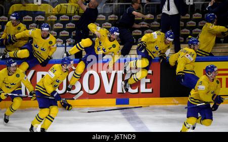 Köln, Deutschland. 21. Mai 2017. Schwedischer Spieler feiern ihren Sieg am Ende des Eishockey WM-Endspiels zwischen Deutschland und Schweden in der Lanxess Arena in Köln, Deutschland, 21. Mai 2017. Foto: Monika Skolimowska/Dpa/Alamy Live News Stockfoto