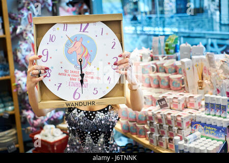 Berlin, Deutschland. 17. Mai 2017. Einhorn-Uhren zum Verkauf. am 17. Mai 2017 in Berlin, Deutschland. Foto: picture Alliance/Robert Schlesinger | weltweite Nutzung/Dpa/Alamy Live-Nachrichten Stockfoto