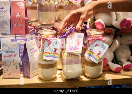 Berlin, Deutschland. 17. Mai 2017. Einhorn-Getreide zu verkaufen. am 17. Mai 2017 in Berlin, Deutschland. Foto: picture Alliance/Robert Schlesinger | weltweite Nutzung/Dpa/Alamy Live-Nachrichten Stockfoto