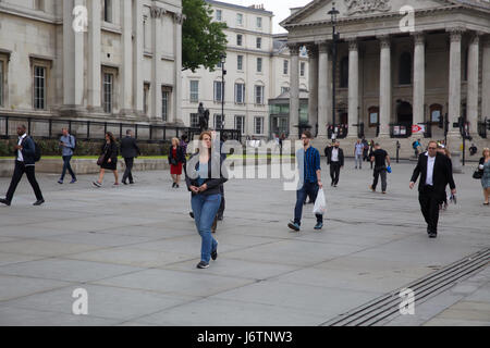 London, UK. 22. Mai 2017. Pendler-Spaziergang durch Trafalgar Square mit einem Cloudy beginnen in London vor dem vorhergesagten heißen Wetter diese Woche da Temperaturen im Süden gesetzt werden, bis zu 27 C Kredit steigen: Keith Larby/Alamy Live News Stockfoto