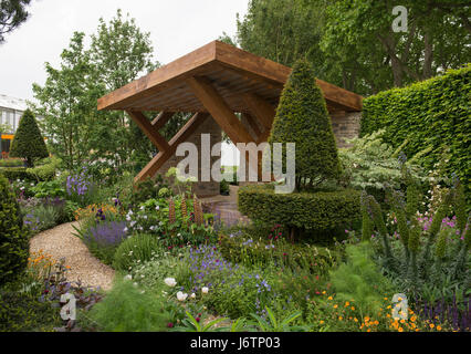 Das Royal Hospital Chelsea, London, UK. 22. Mai 2017. Der jährliche Höhepunkt der Gartenbau, die RHS Chelsea Flower Show Vorschau Kalendertag mit prominenten Besuch. Morgan Stanley Show Garten, entworfen von Chris Beardshaw. Bildnachweis: Malcolm Park Leitartikel/Alamy Live-Nachrichten. Stockfoto