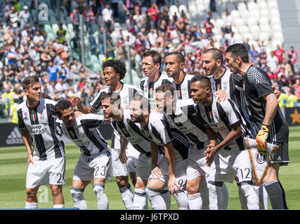 Turin, Italien. 21. Mai 2017. Juventus-Team Gruppe Line-up Fußball: Juventus team Gruppenbild (obere Reihe - L, R) Juan Cuadrado, Mario Mandzukic, Medhi Benatia, Leonardo Bonucci, Gianluigi Buffon (unterste Zeile - L, R) Paulo Dybala, Daniel Alves, Miralem Pjanic, Gonzalo Higuain, Claudio Marchisio und Alex Sandro vor der italienischen Serie-A-match zwischen Juventus 3-0 FC Crotone Juventus Stadium in Turin, Italien. Bildnachweis: Maurizio Borsari/AFLO/Alamy Live-Nachrichten Stockfoto