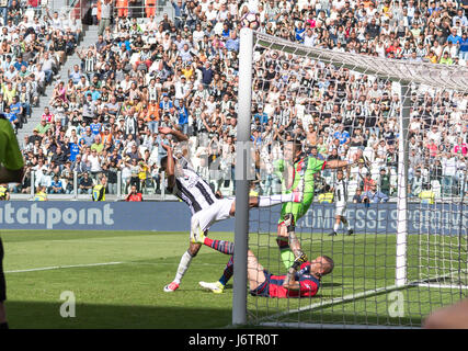 Turin, Italien. 21. Mai 2017. Alex Sandro (Juventus) Fußball: Alex Sandro von Juventus schießt sein Team dritte Tor letzten Torhüter Alex Cordaz von Crotone in der italienischen Serie-A-match zwischen Juventus 3-0 FC Crotone Juventus Stadium in Turin, Italien. Bildnachweis: Maurizio Borsari/AFLO/Alamy Live-Nachrichten Stockfoto