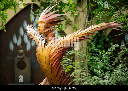 London, UK. 22. Mai 2017. "Firebird" Skulptur von Simon Gudgeon. RHS Chelsea Flower Show © Guy Corbishley/Alamy Live-Nachrichten Stockfoto