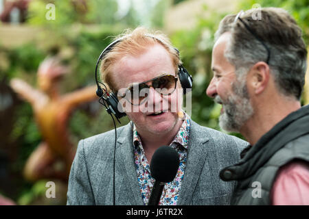 London, UK. 22. Mai 2017. BBC Radio 2-Moderator Chris Evans interviews Skulptur Künstler Simon Gudgeon. RHS Chelsea Flower Show © Guy Corbishley/Alamy Live-Nachrichten Stockfoto