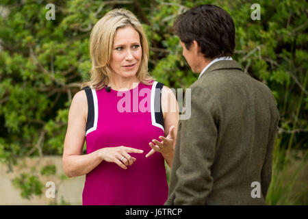 London, UK. 22. Mai 2017. Sophie Raworth von BBC News macht ein Interview. RHS Chelsea Flower Show © Guy Corbishley/Alamy Live-Nachrichten Stockfoto