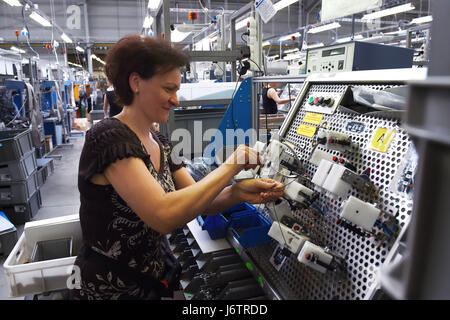 Produktion der Firma KES ein Produzent von Kabelbäume für Autoscheinwerfer in Vratimov, Tschechische Republik, 19. Mai 2017. KES liefert etwa die Hälfte der Produktion an die Muttergesellschaft, Österreich ZKW. Die andere Hälfte wird an Großkunden, wie Hella und Varroc geliefert. KES produziert jährlich etwa 40 Millionen Kabelbäume. KES feiert in diesem Jahr sein 25-jähriges Jubiläum auf dem tschechischen Markt. Das Unternehmen fertigt Kabelbäume für die Marken Audi, Opel, BMW, Ferrari, Porsche und Volvo sowie Traktoren. (Foto/Jaroslav Ozana CTK) Stockfoto