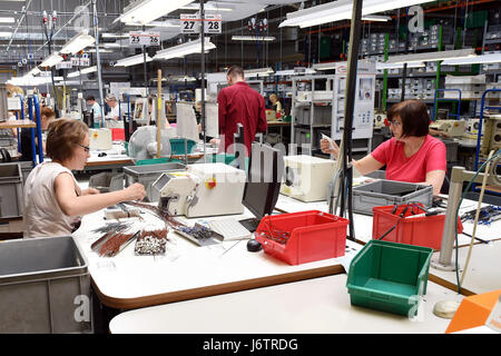 Produktion der Firma KES ein Produzent von Kabelbäume für Autoscheinwerfer in Vratimov, Tschechische Republik, 19. Mai 2017. KES liefert etwa die Hälfte der Produktion an die Muttergesellschaft, Österreich ZKW. Die andere Hälfte wird an Großkunden, wie Hella und Varroc geliefert. KES produziert jährlich etwa 40 Millionen Kabelbäume. KES feiert in diesem Jahr sein 25-jähriges Jubiläum auf dem tschechischen Markt. Das Unternehmen fertigt Kabelbäume für die Marken Audi, Opel, BMW, Ferrari, Porsche und Volvo sowie Traktoren. (Foto/Jaroslav Ozana CTK) Stockfoto