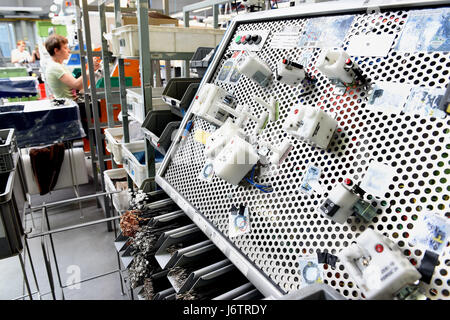 Produktion der Firma KES ein Produzent von Kabelbäume für Autoscheinwerfer in Vratimov, Tschechische Republik, 19. Mai 2017. KES liefert etwa die Hälfte der Produktion an die Muttergesellschaft, Österreich ZKW. Die andere Hälfte wird an Großkunden, wie Hella und Varroc geliefert. KES produziert jährlich etwa 40 Millionen Kabelbäume. KES feiert in diesem Jahr sein 25-jähriges Jubiläum auf dem tschechischen Markt. Das Unternehmen fertigt Kabelbäume für die Marken Audi, Opel, BMW, Ferrari, Porsche und Volvo sowie Traktoren. (Foto/Jaroslav Ozana CTK) Stockfoto