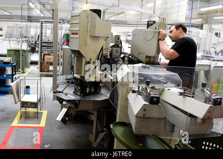 Produktion der Firma KES ein Produzent von Kabelbäume für Autoscheinwerfer in Vratimov, Tschechische Republik, 19. Mai 2017. KES liefert etwa die Hälfte der Produktion an die Muttergesellschaft, Österreich ZKW. Die andere Hälfte wird an Großkunden, wie Hella und Varroc geliefert. KES produziert jährlich etwa 40 Millionen Kabelbäume. KES feiert in diesem Jahr sein 25-jähriges Jubiläum auf dem tschechischen Markt. Das Unternehmen fertigt Kabelbäume für die Marken Audi, Opel, BMW, Ferrari, Porsche und Volvo sowie Traktoren. (Foto/Jaroslav Ozana CTK) Stockfoto