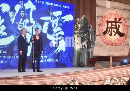 Peking, China. 22. Mai 2017. Hauptdarsteller Chiu Man-Cheuk (R) und Yasuaki Kurata besuchen eine Premiere des Films "God of War" in Peking, Hauptstadt von China, 22. Mai 2017. Bildnachweis: Jin Liangkuai/Xinhua/Alamy Live-Nachrichten Stockfoto